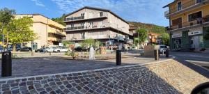 a cobblestone street in a city with a building at Pozzilli's Affitta in Pozzilli