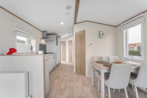 Кухня или мини-кухня в - La Gondole - Cosy stacaravan omringd door natuur
 +7 фотографий