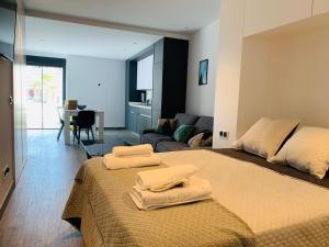 ネルハにあるSmile Luxury Apartmentsのベッド2台とリビングルームのある寝室