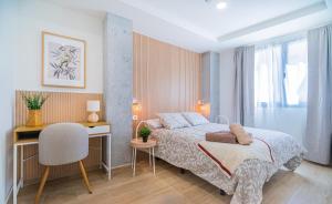 カルタヘナにあるCARTAGENAFLATS - San Diego Suitesのベッドと机と椅子のある寝室 +37枚の写真
