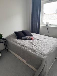 una camera da letto con un letto grande con una finestra di Casa Kvaløya a Tromsø