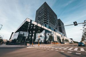 卢森堡Gasperich Apt with Pool Gym & View的街道拐角处的一座大型玻璃建筑