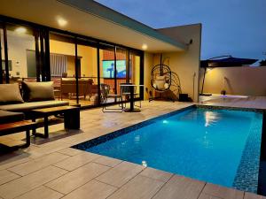 Bazén v ubytování the 478 -pool & spa- Miyakojima Luxury Villa nebo v jeho okolí