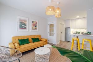 un soggiorno con un divano e un tavolo di Yellow Breeze Apartament a Viana do Castelo Altre 69 foto