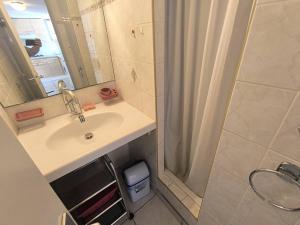 łazienka z umywalką i prysznicem w obiekcie 002 Mas du Soleil 332 w Cap d'Agde