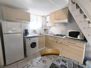 kuchnia z białą lodówką i pralką w obiekcie 002 Mas du Soleil 332 w Cap d'Agde