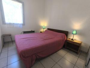 sypialnia z łóżkiem i 2 lampkami na stołach w obiekcie 002 Mas du Soleil 332 w Cap d'Agde