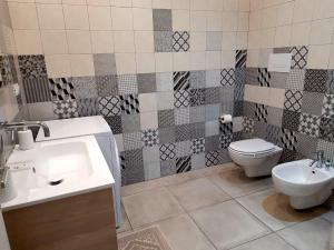a bathroom with a sink and a toilet at Paradiso sul mare in Milazzo