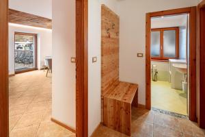 una camera con panca in legno e lavandino di Chalet Buffaure a Parte a Pozza di Fassa