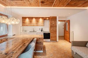una cucina con ripiano in legno in una camera di Chalet Buffaure a Parte a Pozza di Fassa