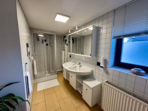 Et badeværelse på Ferienwohnung Linder Grube + 10 billeder