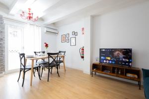 TV a/nebo společenská místnost v ubytování FLORIT FLATS - The Ruzafa Apartment