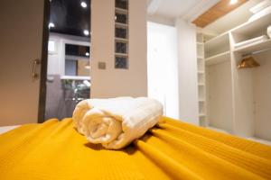 Postel nebo postele na pokoji v ubytování FLORIT FLATS - The Ruzafa Apartment + 37 fotografií