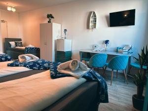 Postel nebo postele na pokoji v ubytování ORCA Hotel am Elbschloss