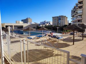 Bazén v ubytovaní Lightbooking La Nogalera Torremolinos alebo v jeho blízkosti