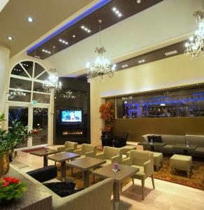 TV a/nebo společenská místnost v ubytování Pantelidis Hotel & Spa