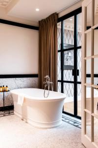 Ένα μπάνιο στο Hôtel de Berri Champs-Élysées, a Luxury Collection Hotel +219 φωτογραφίες