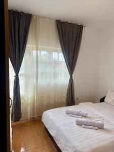 a bedroom with two beds with towels on them at Casa Elenisse in 2 Mai