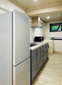 ハノイにあるPhố xưa Homestayのキッチン(白い冷蔵庫付)