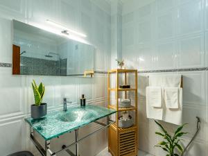 a bathroom with a sink and a mirror at Nº57 House - Ribamar in Santo Isidoro +22 photos