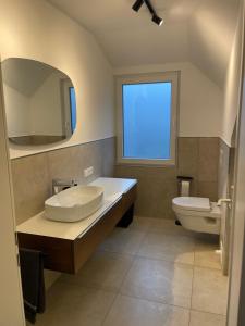 Koupelna v ubytování Wohnen beim Klabautermann mit Südbalkon