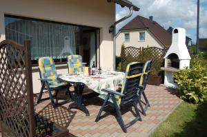 einen Tisch und Stühle auf einer Terrasse in der Unterkunft Gästehaus am Fischerweg in Lauterbach