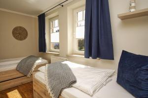 レーメにあるFerienwohnung mit traumhaftem Meerblick - Haus am Meer FeWo 08のベッドが2つと窓が2つある寝室