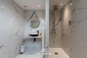 Koupelna v ubytování Le Vert Cœur Townhouse Honfleur City Center 4 Guests