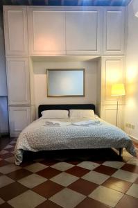 - une chambre avec un grand lit et des placards blancs dans l'établissement vacanze romane, à Rome