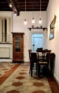 une salle à manger avec une table et des chaises en bois dans l'établissement vacanze romane, à Rome 11 autres photos