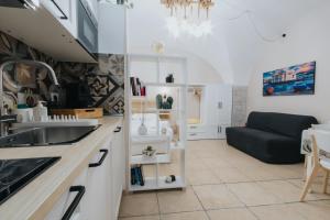 eine Küche und ein Wohnzimmer mit einer Couch in der Unterkunft Desire Home in Bari