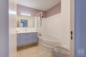 Koupelna v ubytování Grand appartement hyper centre,4 chambres, parking + 38 fotografií