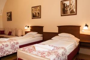 A bed or beds in a room at Hotel Klastrom