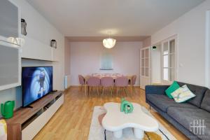 TV a/nebo společenská místnost v ubytování Grand appartement hyper centre,4 chambres, parking