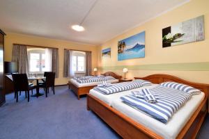 Postel nebo postele na pokoji v ubytování Hotel Goldener Adler Immenstadt im Allgäu
