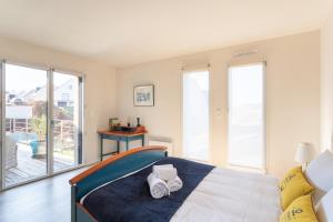 a bedroom with a bed with two towels on it at L'Abri Côtier d'Argäe - Terrasse vue mer in Erquy