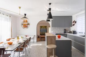 Una cocina y un comedor con mesa y sillas. en Les Bulles d'Or - A 400m de la plage, en Fréhel