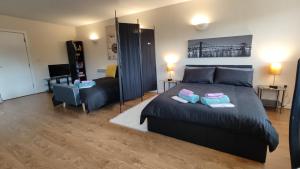 Postel nebo postele na pokoji v ubytování Modern Studio Flat in Wigan