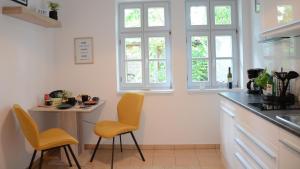 eine Küche mit 2 Stühlen und einem kleinen Tisch in der Unterkunft Fachwerkhaus im Herzen von Halberstadt in Halberstadt