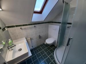 Kúpeľňa v ubytovaní Madách Apartman