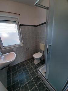Kúpeľňa v ubytovaní Madách Apartman