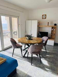 uma sala de jantar com uma mesa de madeira e cadeiras em TOP view Apartment Budva em Budva