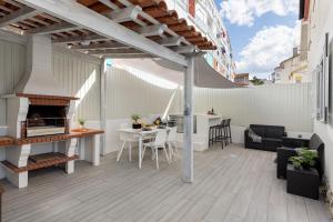 a patio with a table and chairs on a building at Rua das Olaias Apartments in Amora