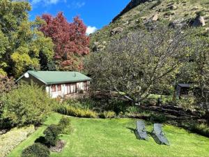 克拉伦斯Lansi Berg的房屋前有两长椅的院子