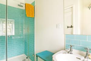 Et badeværelse på Cherry Tree Cottage - 3 Bed Countryside Retreat!