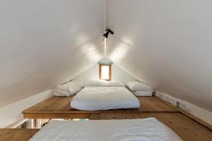 Stargazing Beach Hut on Mudeford Sandbank with wake up sea views客房内的一张或多张床位