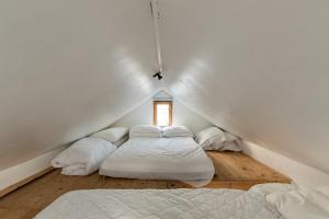 Stargazing Beach Hut on Mudeford Sandbank with wake up sea views客房内的一张或多张床位