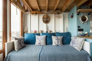Stargazing Beach Hut on Mudeford Sandbank with wake up sea views的休息区