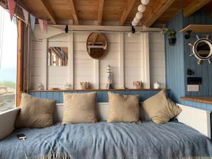 Stargazing Beach Hut on Mudeford Sandbank with wake up sea views的休息区