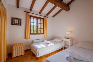 una camera da letto con due letti e una finestra di Ajoucadou - Vue sur le Cap Lardier a La Croix-Valmer